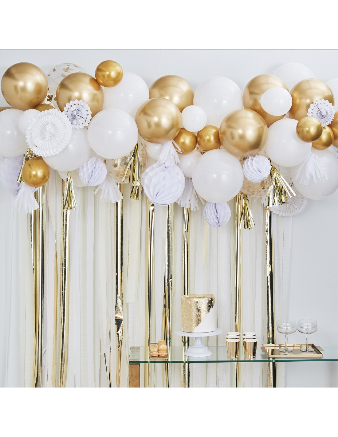 Réaliser une grappe de ballons doré et blanc pour anniversaire et fête