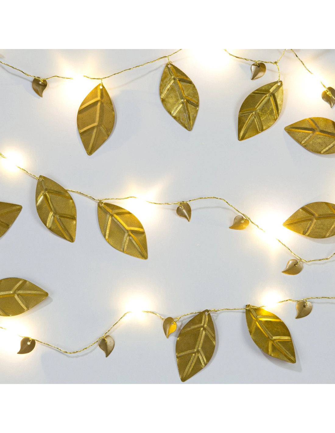 Guirlande lumineuse ornée de feuilles dorées