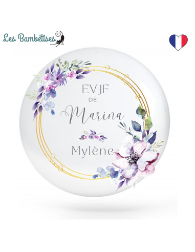 badge-evjf-personnalise-fleurs-violettes-cadeau-invites-evjf